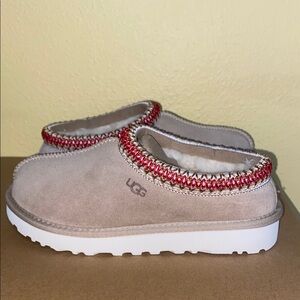 - UGG TASMAN